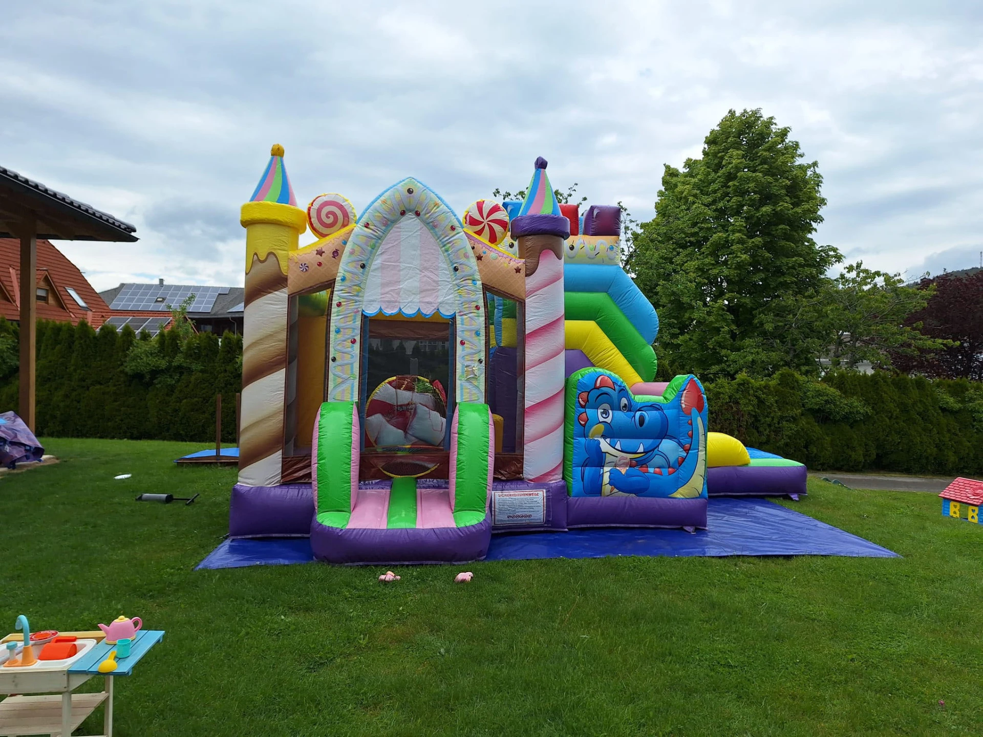 Miriam mit der Hüpfburg - Familienspaß